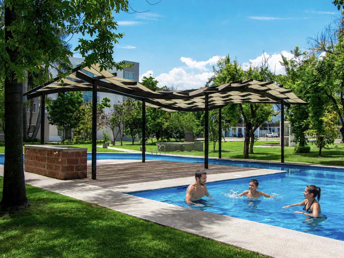 Familia disfrutando la alberca de Paraíso Residencial